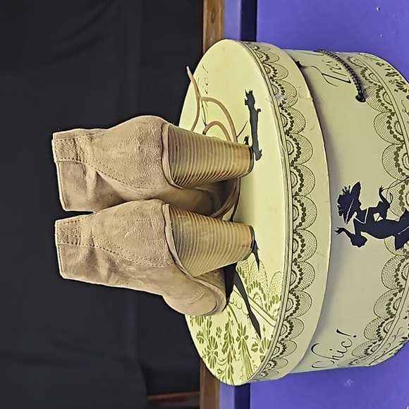 Tan suede ankle boots - Picture 2 of 3